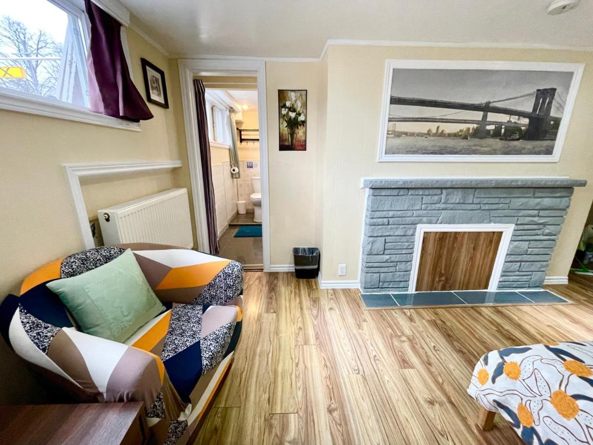 Perfect Home-Private Washrooms,Free Parking,High Speed Net トロント エクステリア 写真